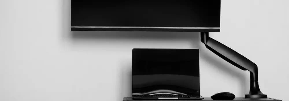 Jak powiesić monitor na ścianie: uniknij najczęstszych błędów