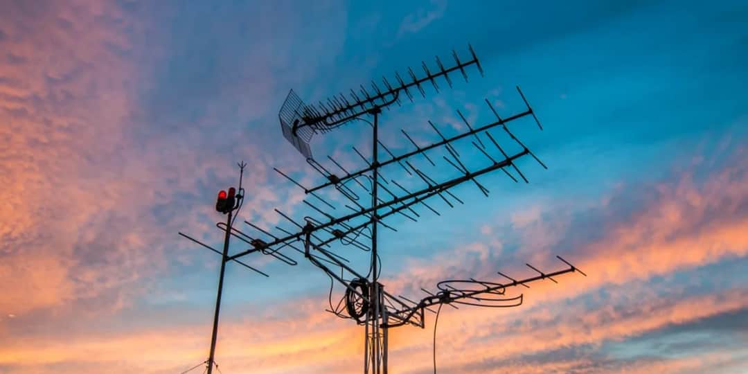 Czy do telewizji naziemnej potrzebna jest antena? Oto co musisz wiedzieć