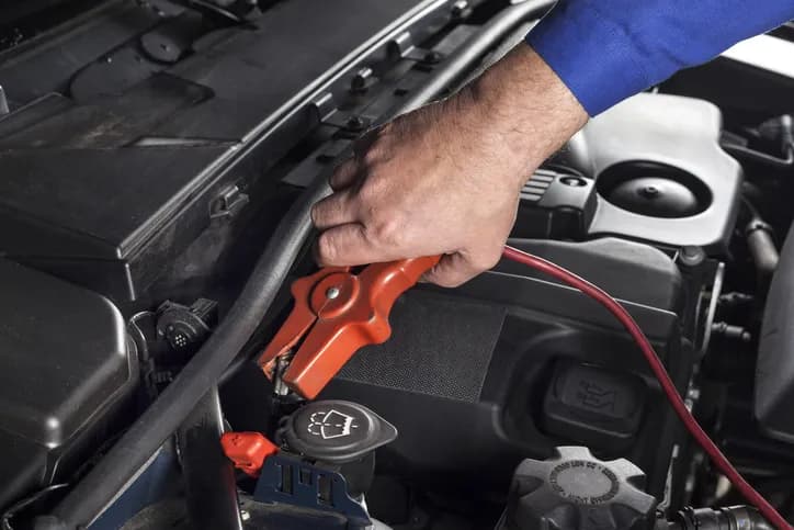Jak podłączyć kable rozruchowe i uratować auto z rozładowanym akumulatorem