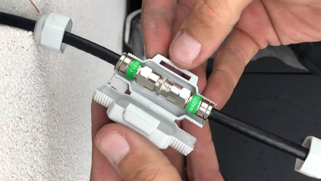 Gdzie podłączyć kabel antenowy, aby uniknąć problemów z sygnałem?