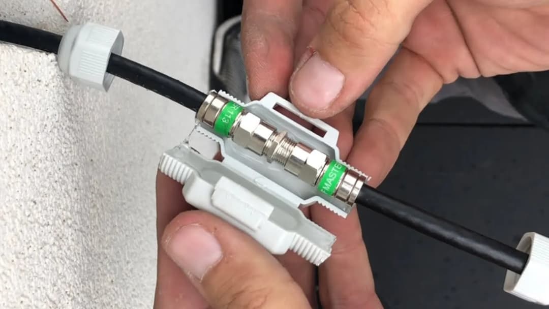 Gdzie podłączyć kabel antenowy, aby uniknąć problemów z sygnałem?