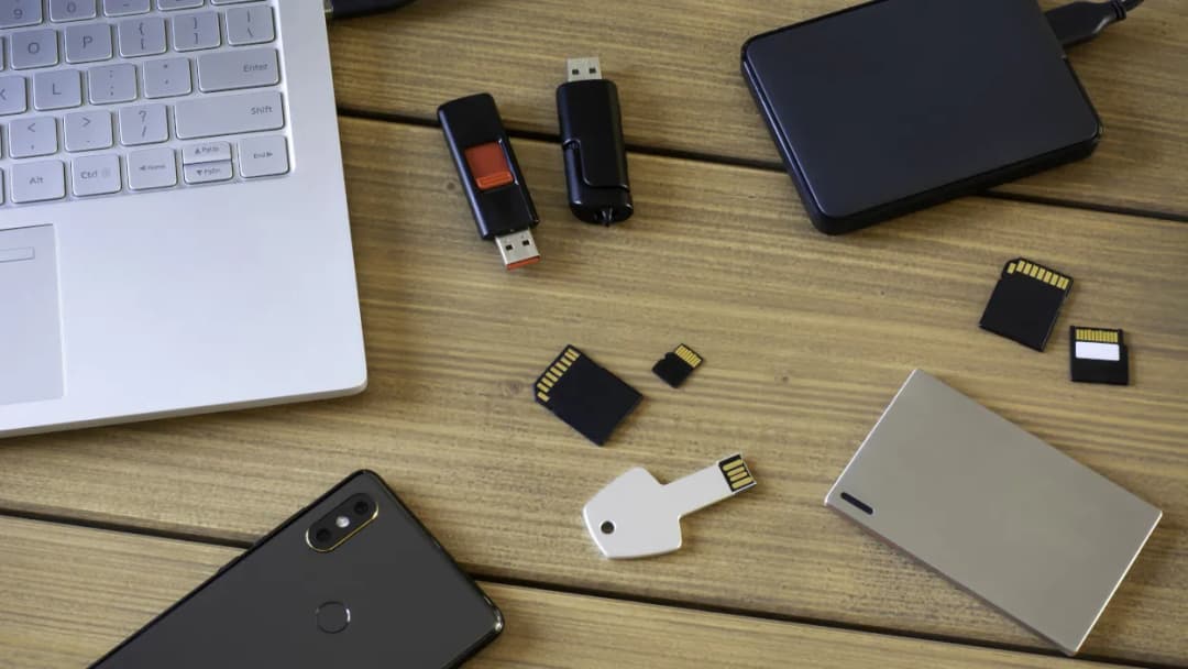 Pendrive czy dysk zewnętrzny – który wybór ochroni Twoje dane?