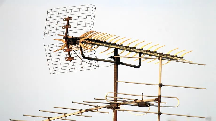 Antena dookólna czy kierunkowa – która lepiej odbiera sygnał?