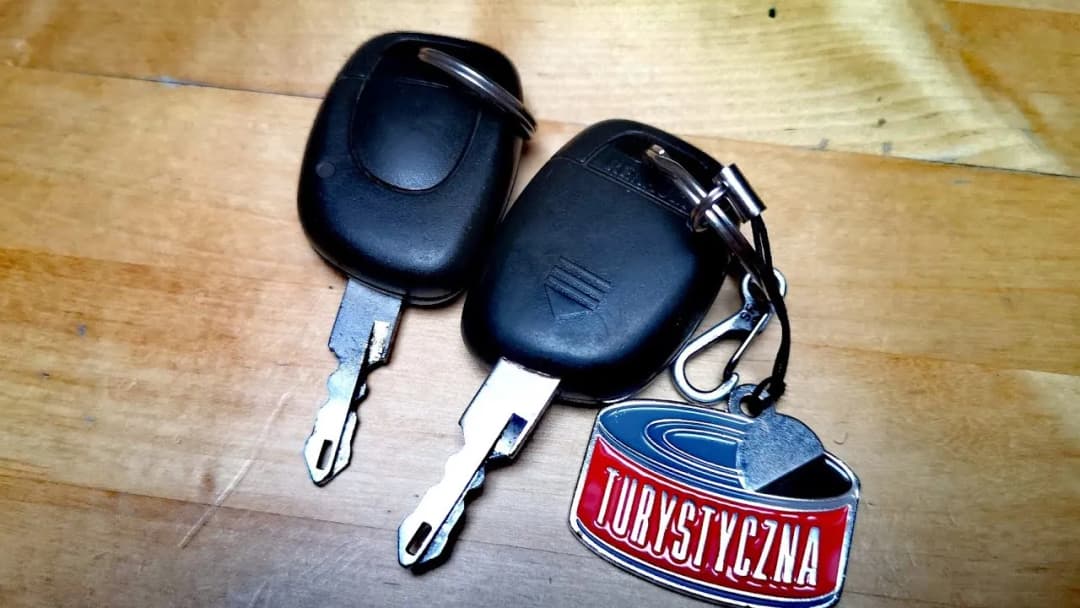 Wymiana baterii w kluczyku Renault Clio 2 - proste kroki, uniknij problemów