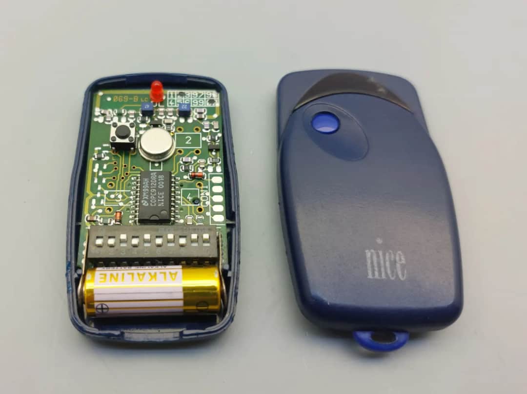 Wymiana baterii w pilocie Nice Flor S - prosta instrukcja krok po kroku