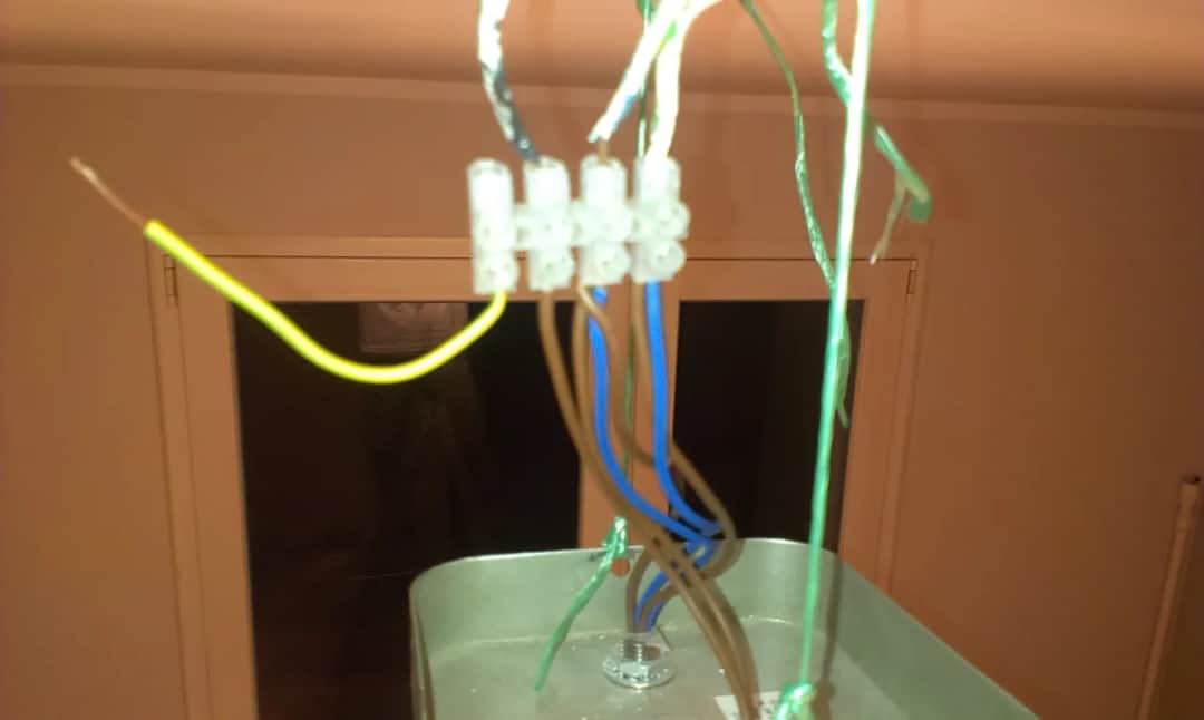 Jak podłączyć żyrandol na 4 żarówki z 3 kablami bez błędów