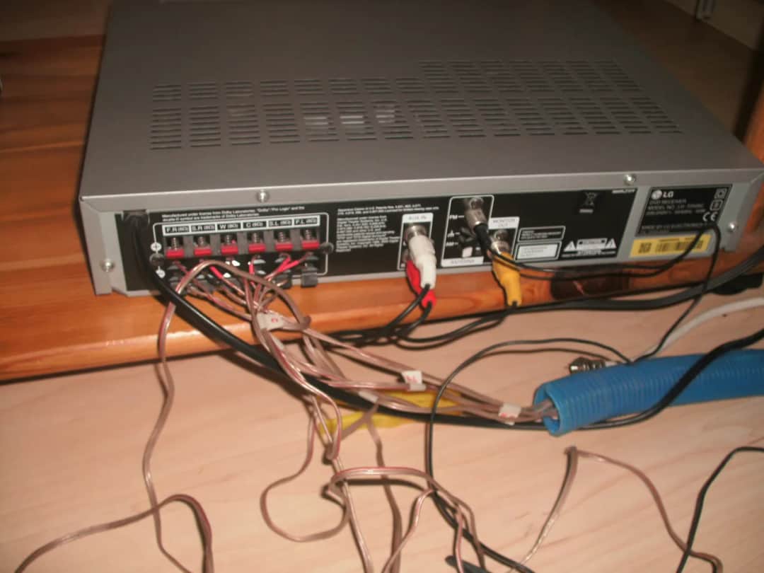 Jakim kablem podłączyć kino domowe do telewizora, aby uniknąć problemów?