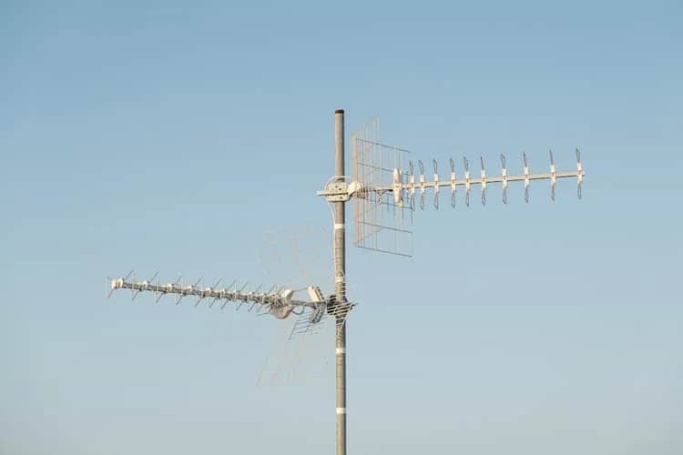 Antena siatkowa czy kierunkowa – co wybrać, aby uniknąć zakłóceń?