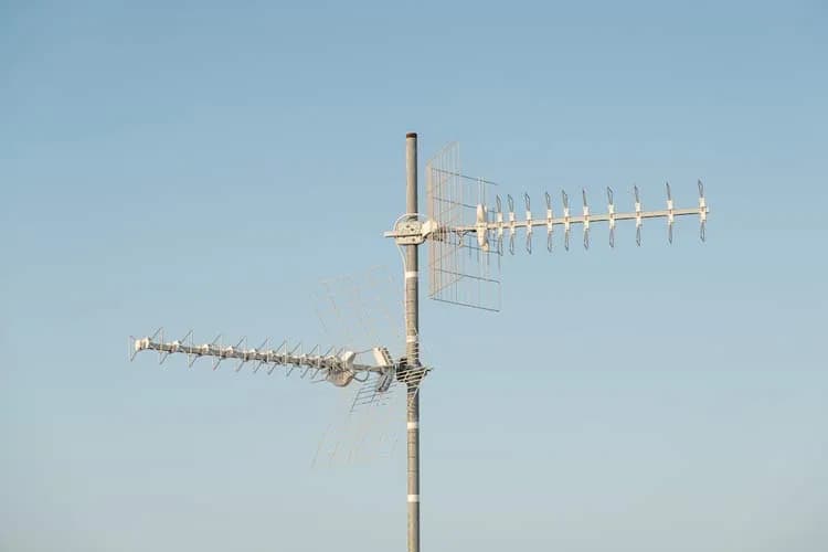 Antena siatkowa czy kierunkowa – co wybrać, aby uniknąć zakłóceń?