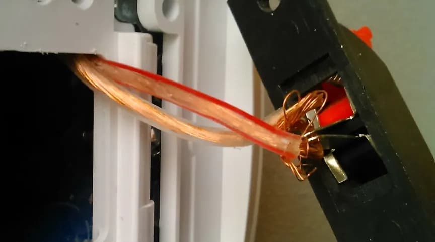 Jak podłączyć kable głośnikowe, aby uniknąć błędów i problemów