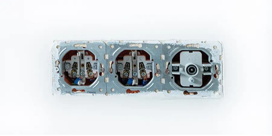 Jak podłączyć kable do gniazdka - uniknij niebezpieczeństw i błędów