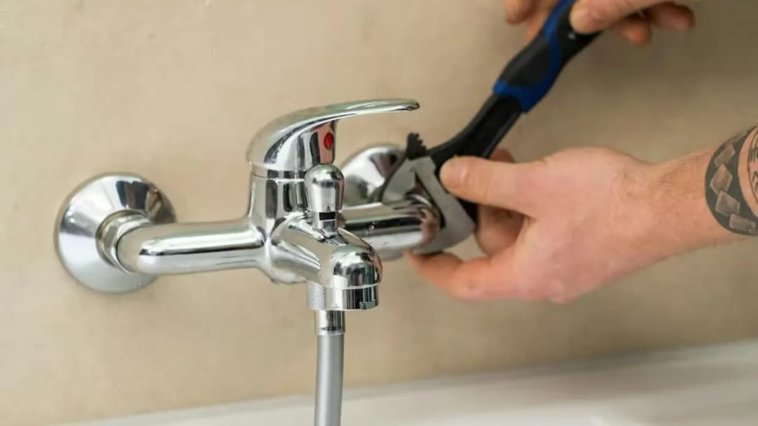 Wymiana baterii wannowej: uniknij kosztownych błędów i zyskaj komfort