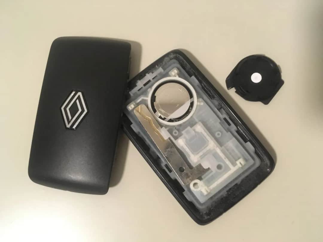 Ile kosztuje wymiana baterii w pilocie samochodowym? Sprawdź ceny i ryzyko